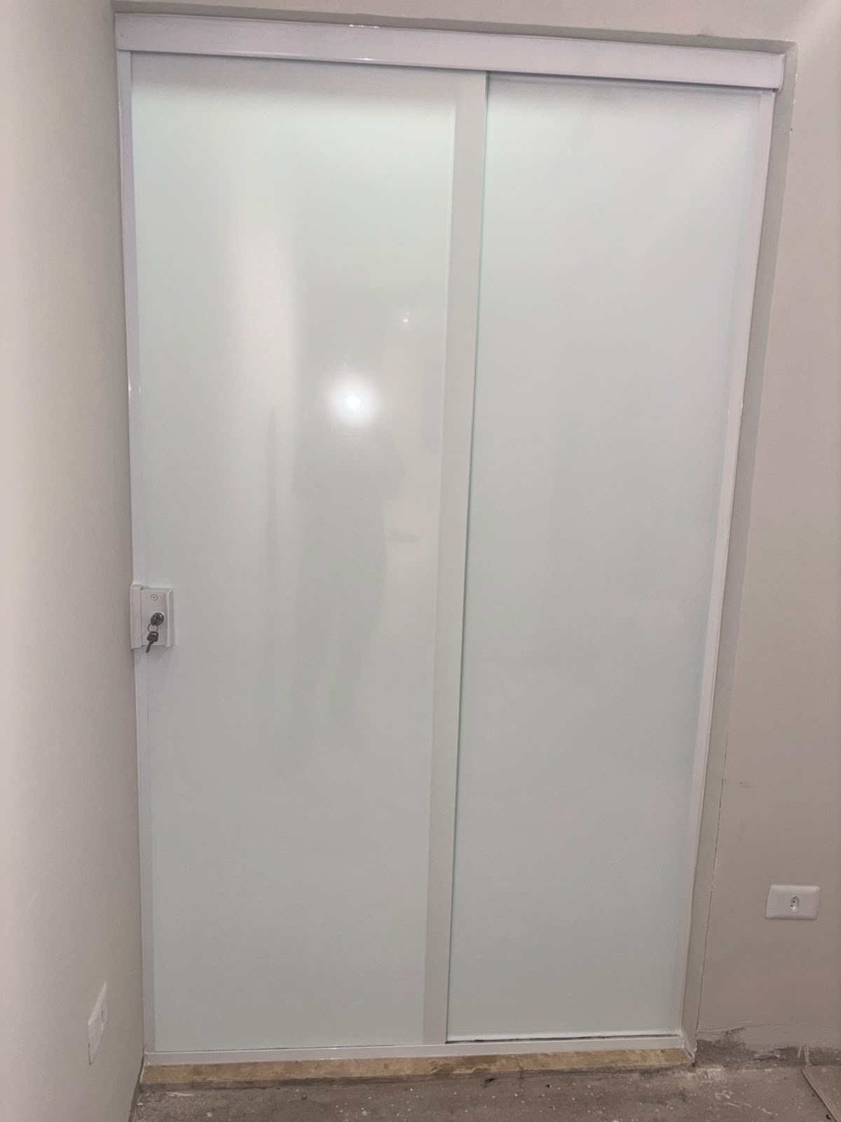 Porta de vidro branca sob medida - S&M Coberturas