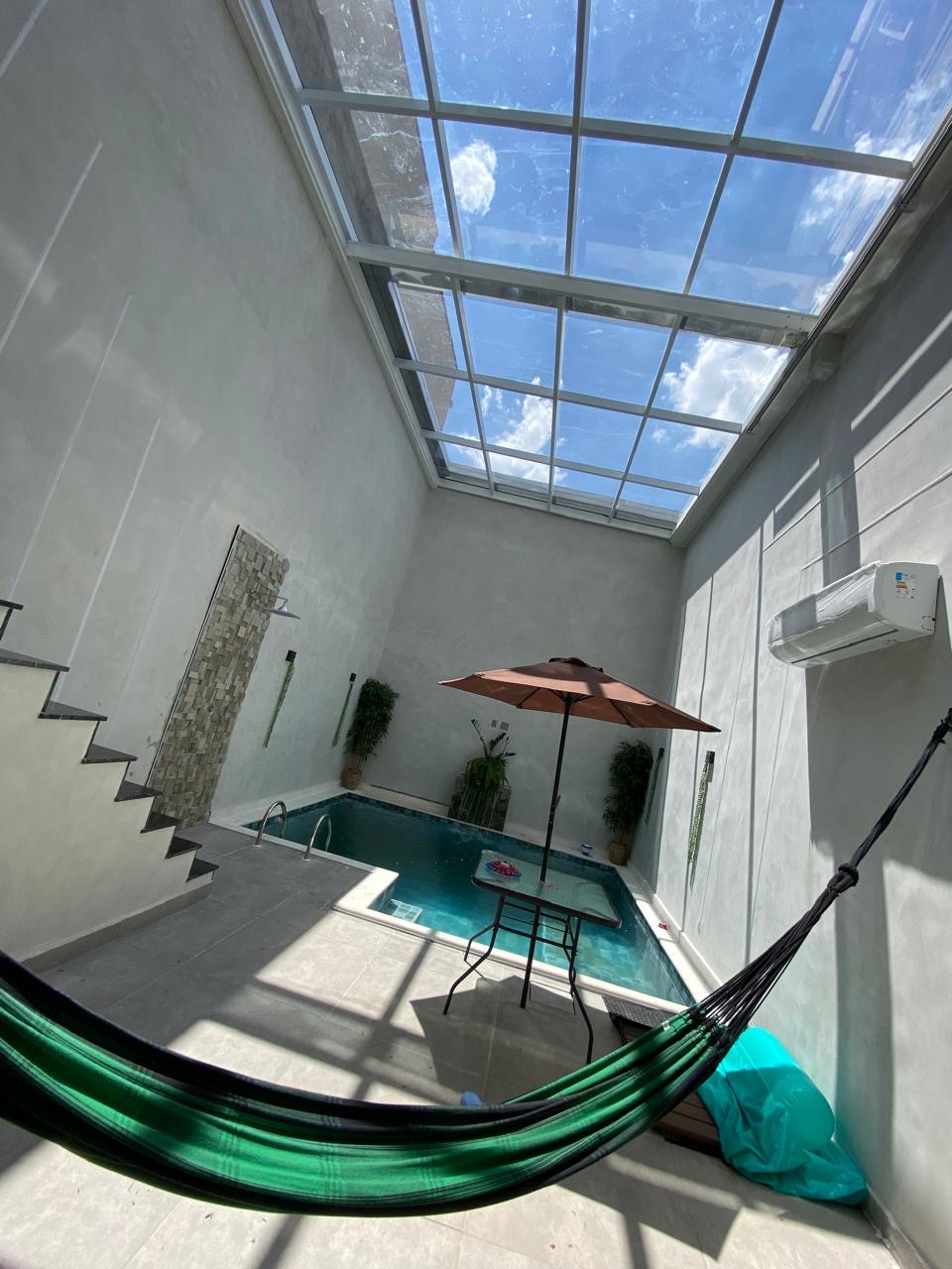 Teto retrátil sobre área de piscina